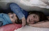 O fetita de 7 ani si-a protejat fratele mai mic cu propriul trup, timp de 17 ore, sub daramături, in Siria