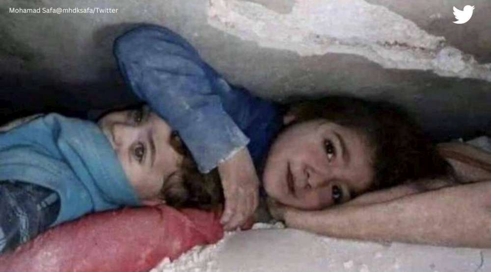 O fetita de 7 ani si-a protejat fratele mai mic cu propriul trup, timp de 17 ore, sub daramături, in Siria