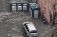 Iesenii mai au putin si isi parcheaza rablele direct in containerele de gunoi
