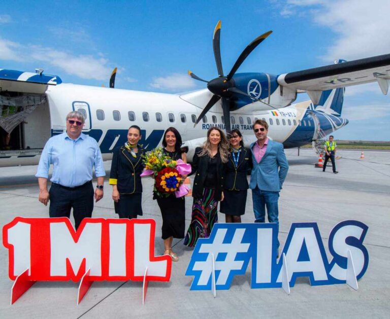 Pasagerul cu numărul 1.000.000 al aeroportului ieșean, personaj al unei scenete de un festivism grotesc