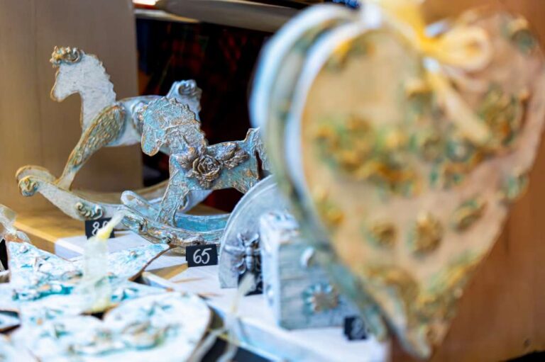 Artiști vizuali absolvenţi ai Universităţii de Arte vin la Palas cu cele mai frumoase cadouri, iar Moș Crăciun îi aşteaptă pe copii să își spună dorințele