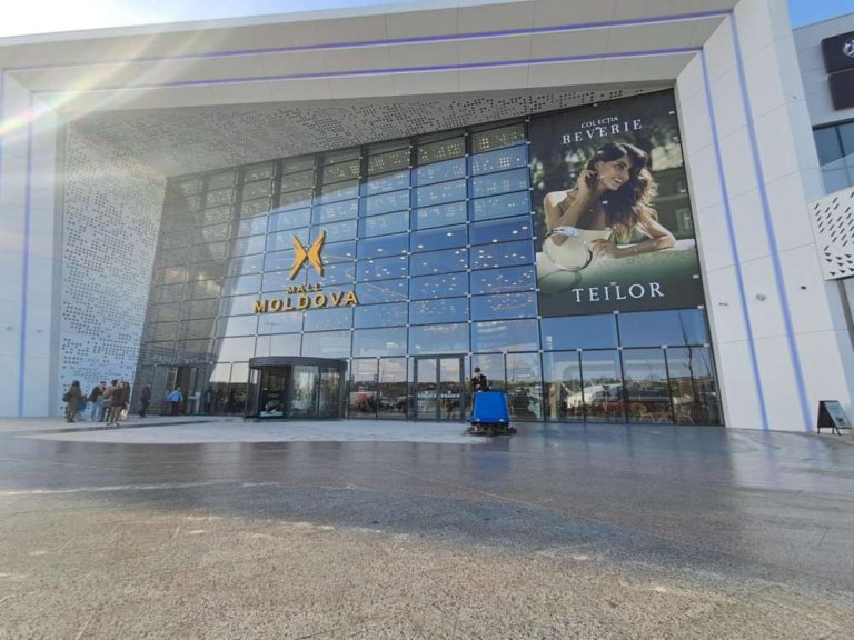 FOTO. Haos și gafe în serie la inaugurarea Mall Moldova: “Cel mai mare mall din regiune” s-a deschis în regim de șantier cu branduri, pe repede înainte