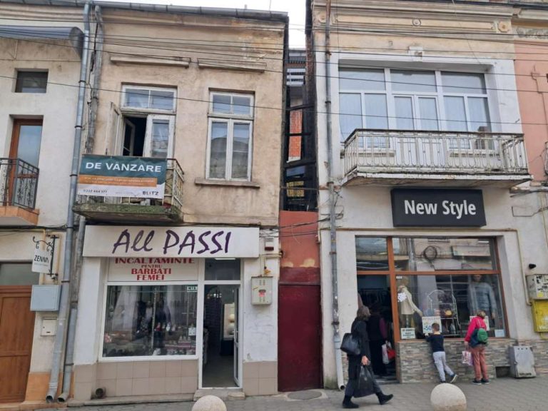 FOTO. Atât s-a putut! Clădirile de pe strada Cuza Vodă din centrul Iașului, prinse cu bârne între ele ca să nu se prăbușească
