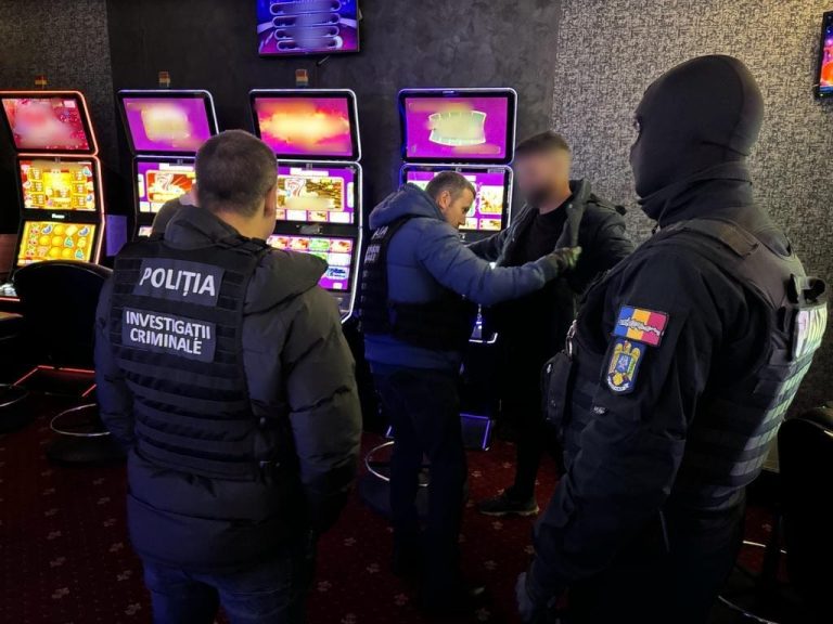 Cu pistolul în mână, un individ a terorizat patru persoane în toiul nopții, într-o sală de jocuri din Iași. Instanța a dat undă verde pentru proces