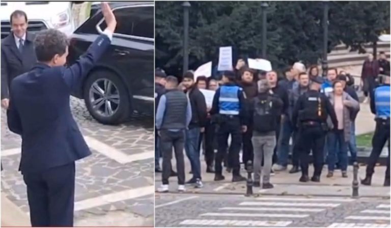 Nicușor Dan a fost huiduit la Iași, în fața Teatrului Național. Cum a reacționat președintele