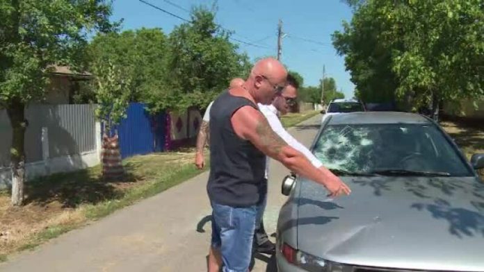 masina distrusa cu pietre