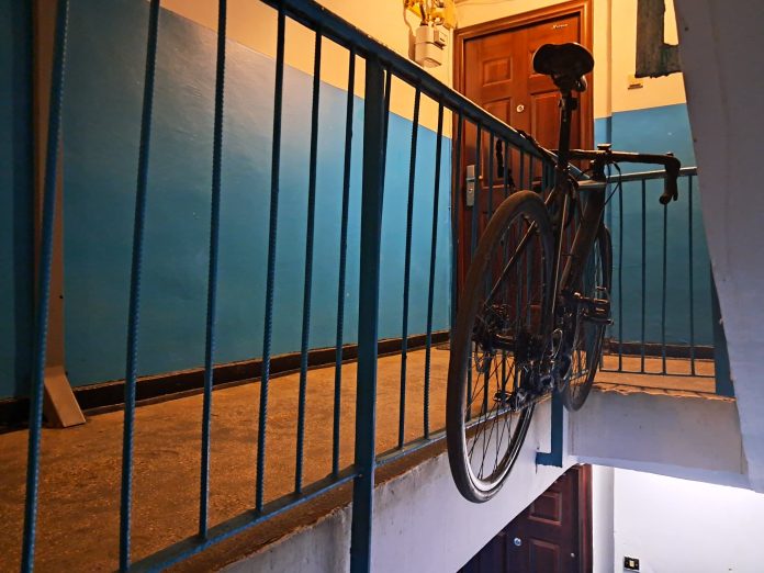 bicicleta pe casa scarii (1)