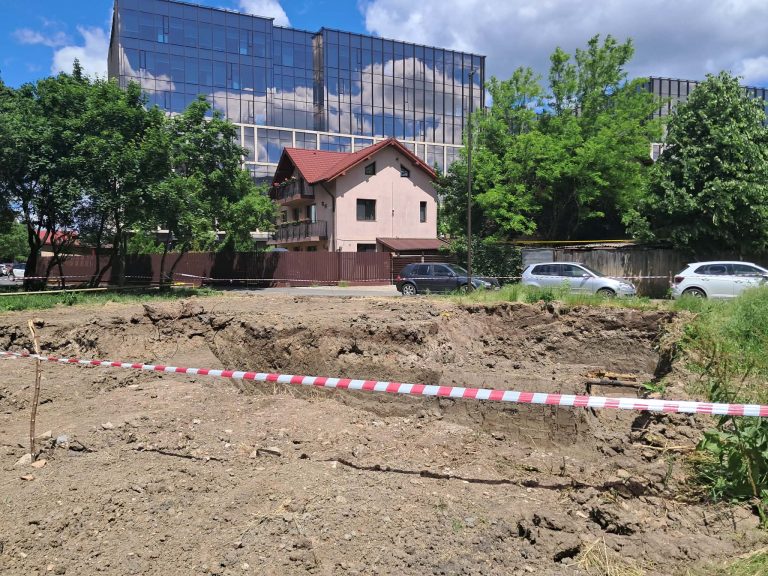 FOTO. Șantier “la negru” într-o zonă protejată.  Cum a ajuns un teren între blocuri în mâinile patronului Teisa